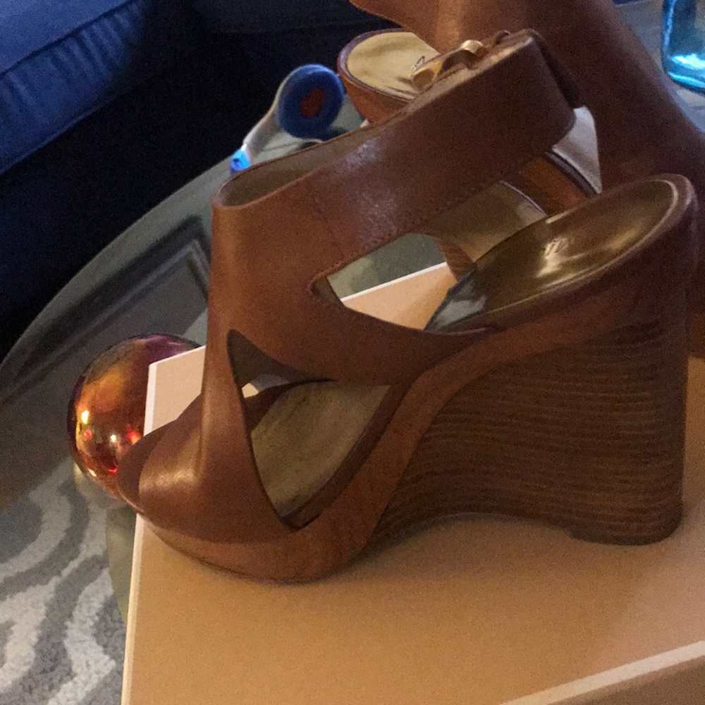 Michael kors brown wedge sandal,size 8 brown color - Picture 2 of 2